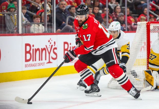 Blackhawks left wing Nick Foligno (17) handles the puck during the third period against the Pittsburgh Penguins, Dec. 28, 2025, at the United Center. (Dominic Di Palermo/Chicago Tribune)