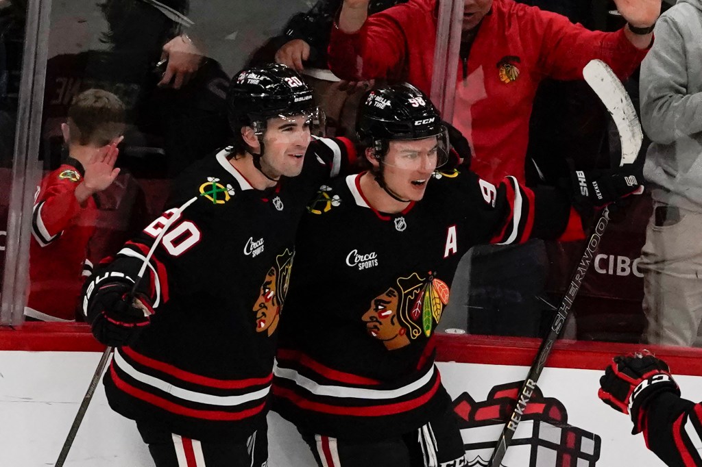 Chicago Blackhawks rally to snap 5-game winless streak