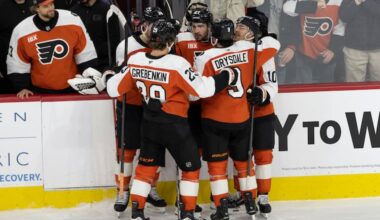 Flyers’ Noah Cates (center) celebrates with teammates after scoring in the second period.