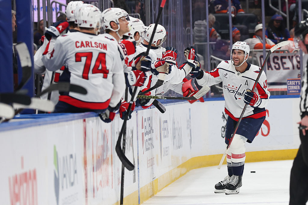 Wilson scores twice as the Capitals beat the Islanders 4-1 for their 4th straight win
