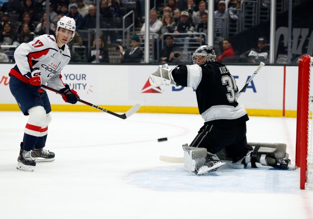Kings goaltender Darcy Kuemper, right, and the Washington Capitals’ Dylan...
