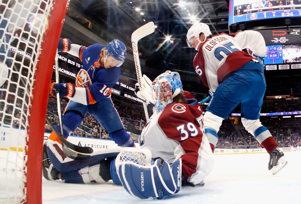 Avalanche point streak ends at 17 games with 6-3 loss to Islanders