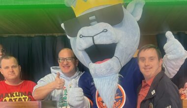 Life’s WORC residents root for Ny Islanders