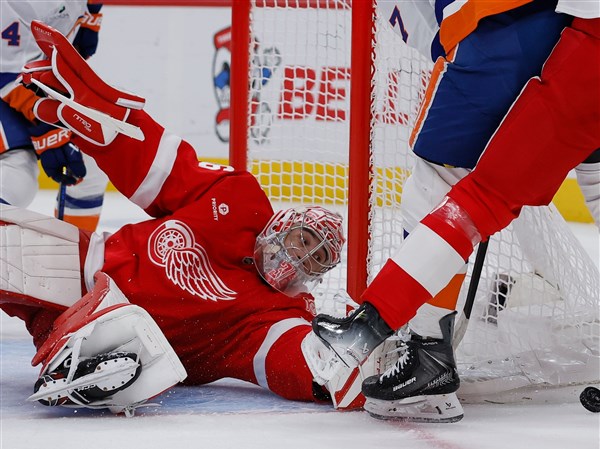 DeBrincat scores twice in 3rd period to help Red Wings beat Islanders 3-2