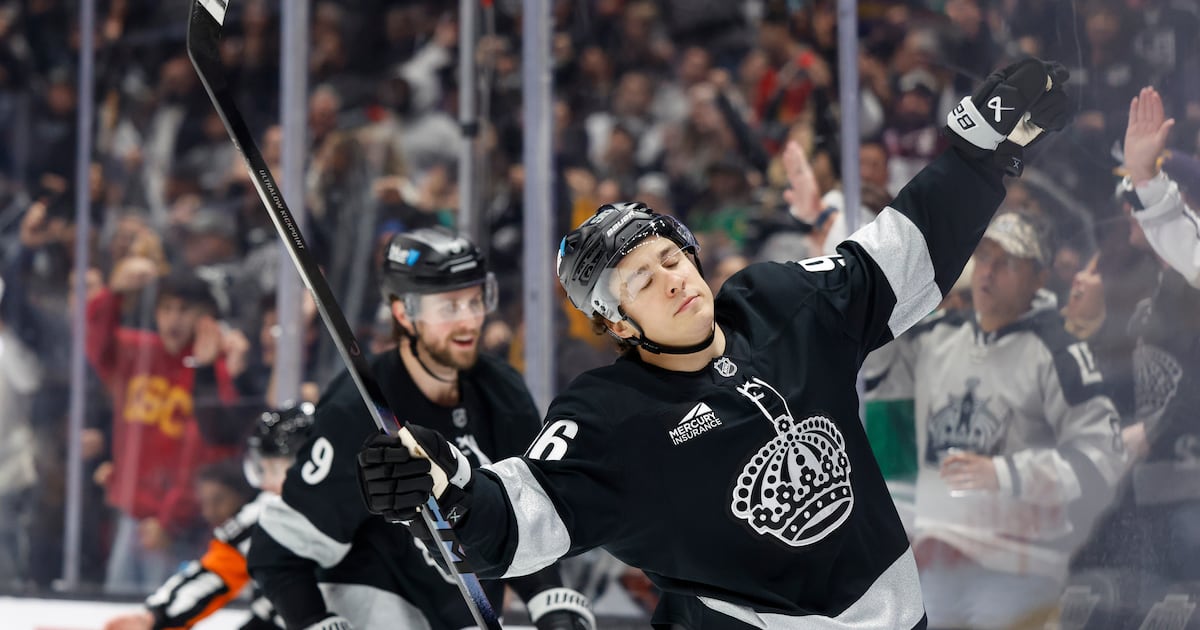 Kings defeat Blackhawks in 6-0 rout – Annenberg Media