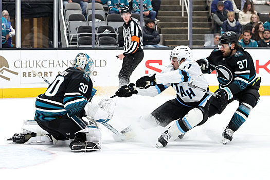 Smith scores double as Sharks ease past Utah, 6-3