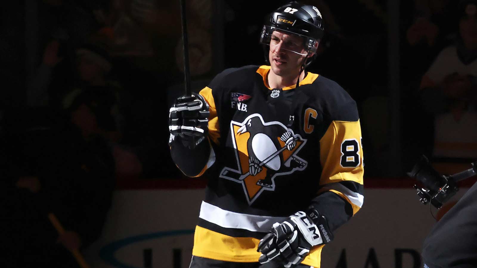 Pittsburgh Penguins center Sidney Crosby (87) is named the number one star of the game after a shootout victory over the Montréal Canadiens at PPG Paints Arena.