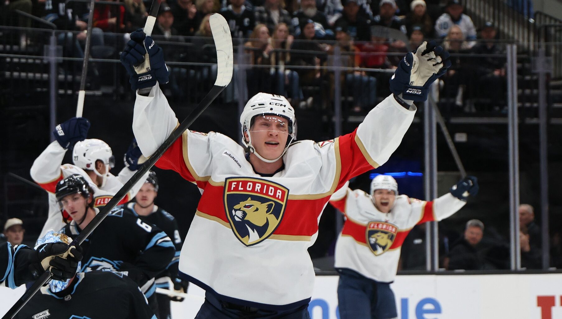 Lundell lifts Panthers to 4-3 win over Mammoth