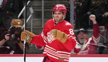 Struggling Red Wings beat the Bruins 5-4