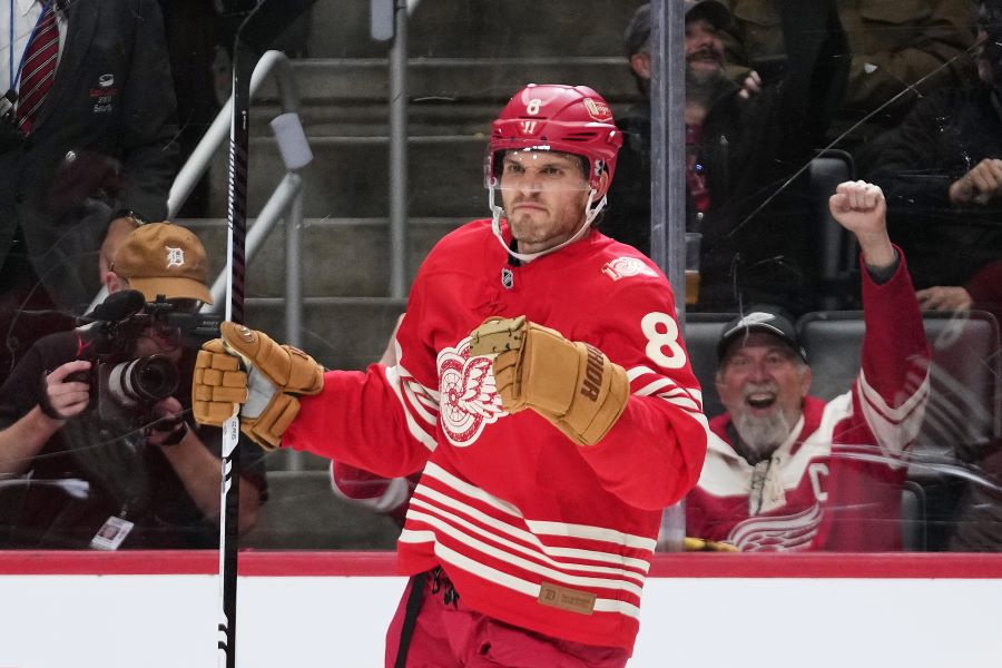 Struggling Red Wings beat the Bruins 5-4