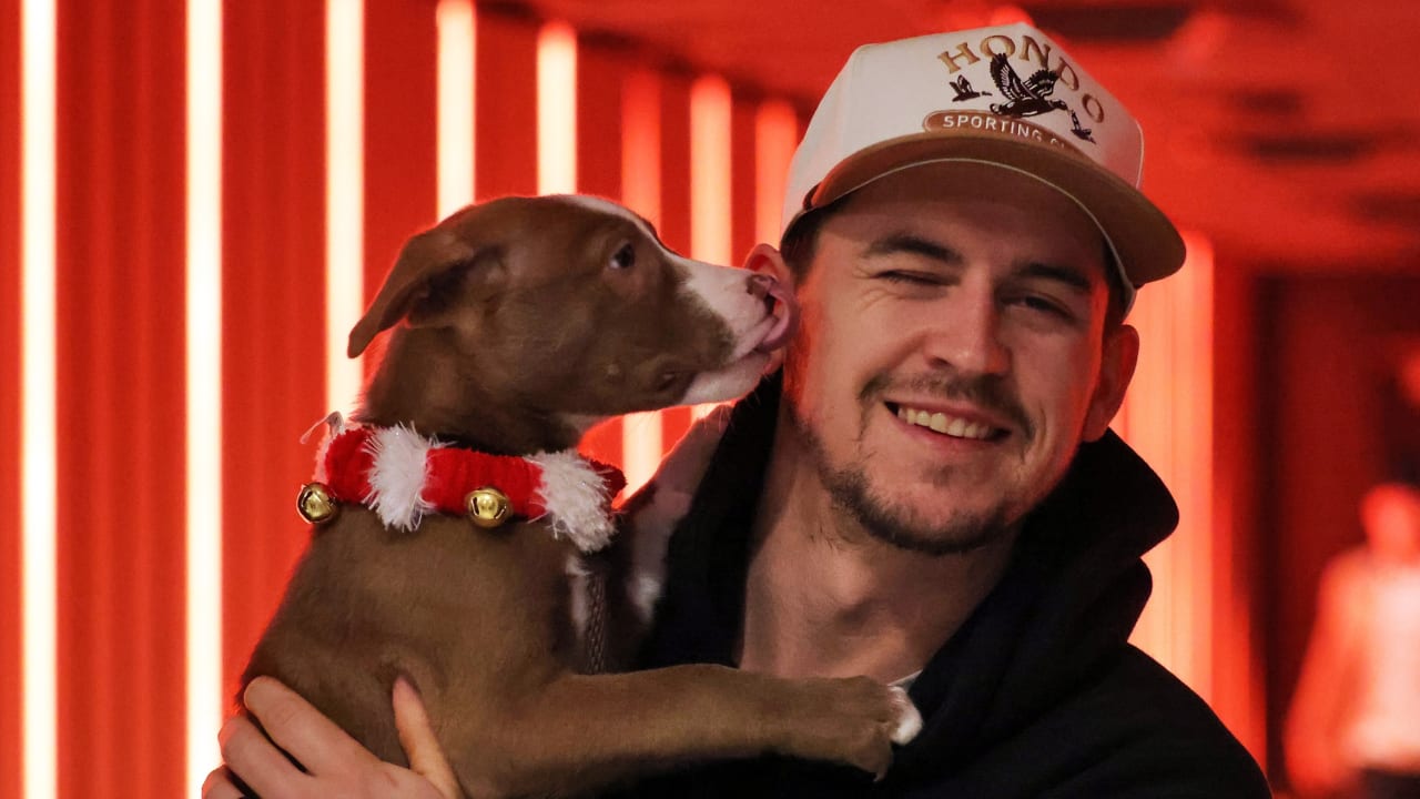Flyers players bring puppies to arena for pregame arrivals