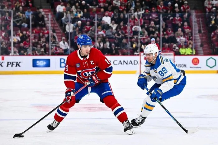  Nick Suzuki of the Montreal Canadiens handles the puck against Pavel Buchnevich of the St. Louis Blues during the second period at the Bell Centre on Sunday, December 7, 2025.