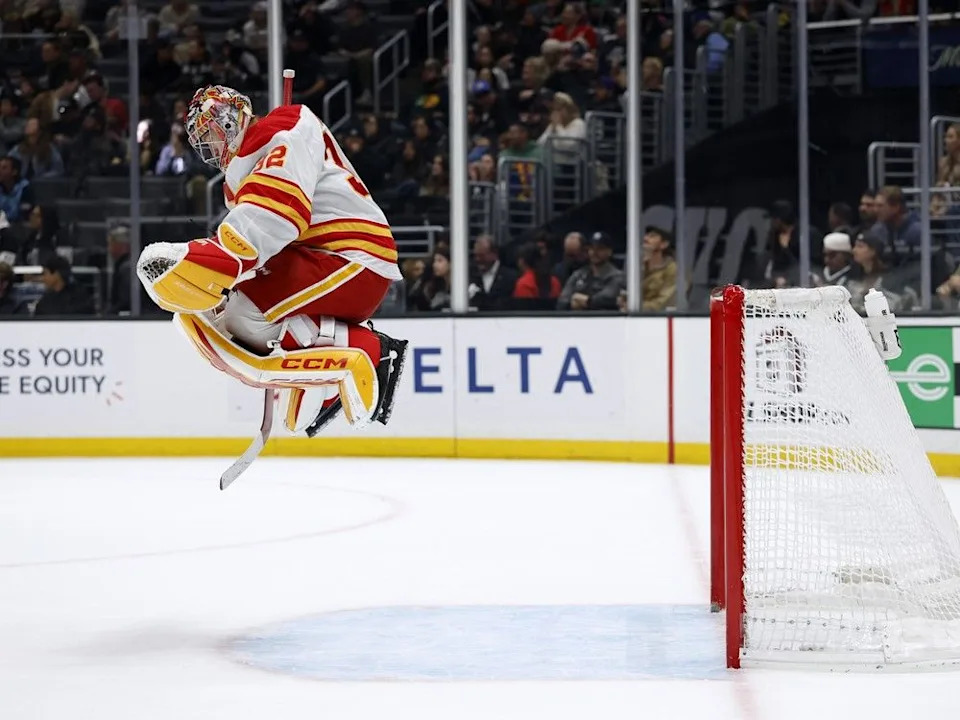  Dustin Wolf celebrates the Flames’ win in Los Angeles.