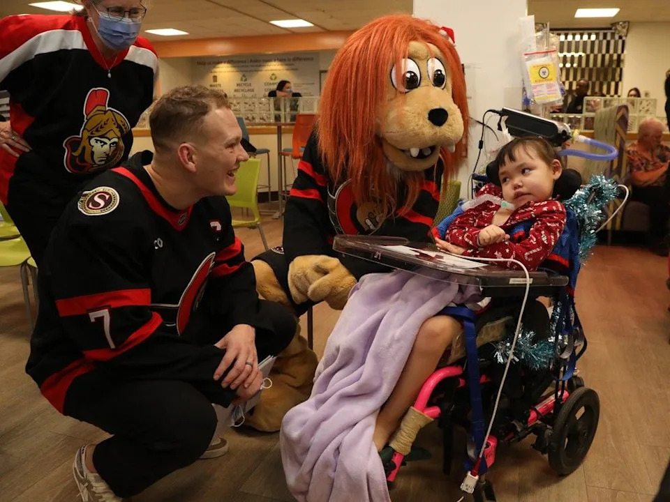  Brady Tkachuk of the Ottawa Senators shares a laugh with Spartacat and 7-year-old Alashua.