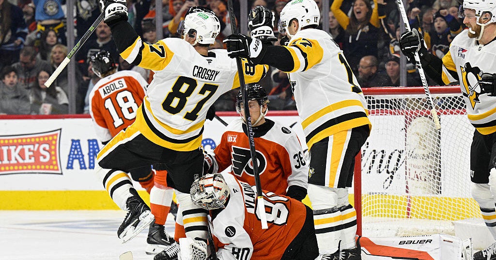 Sidney Crosby nears Mario Lemieux's Penguins points record with 2 goals against Flyers