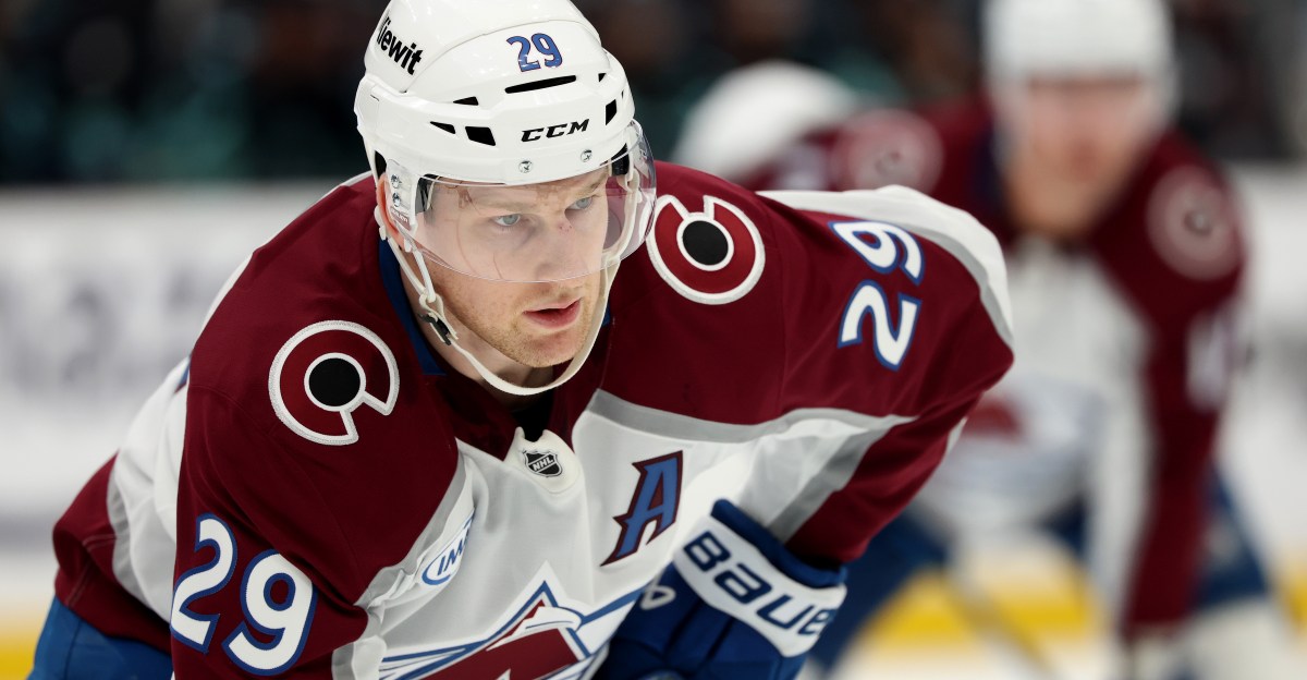 Recap: MacKinnon scores twice, Avs win third straight