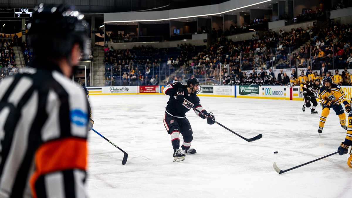 UNO hockey bounces back to defeat Augustana