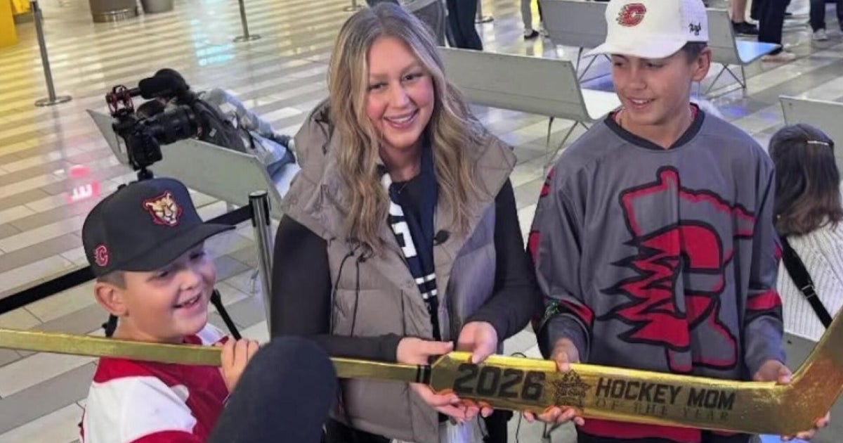 As "Hockey Mom of the Year" battles cancer, sports community helps hold the line