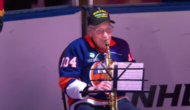 104-year-old WWII veteran rocks US national anthem