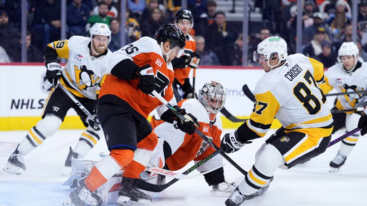 Sidney Crosby nears Mario Lemieux's Penguins points record with 2 goals against Flyers