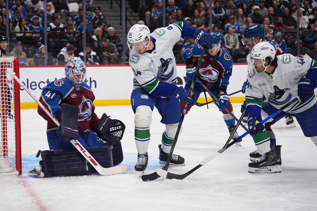 Nathan MacKinnon, Avalanche keep hot start rolling with win against Canucks