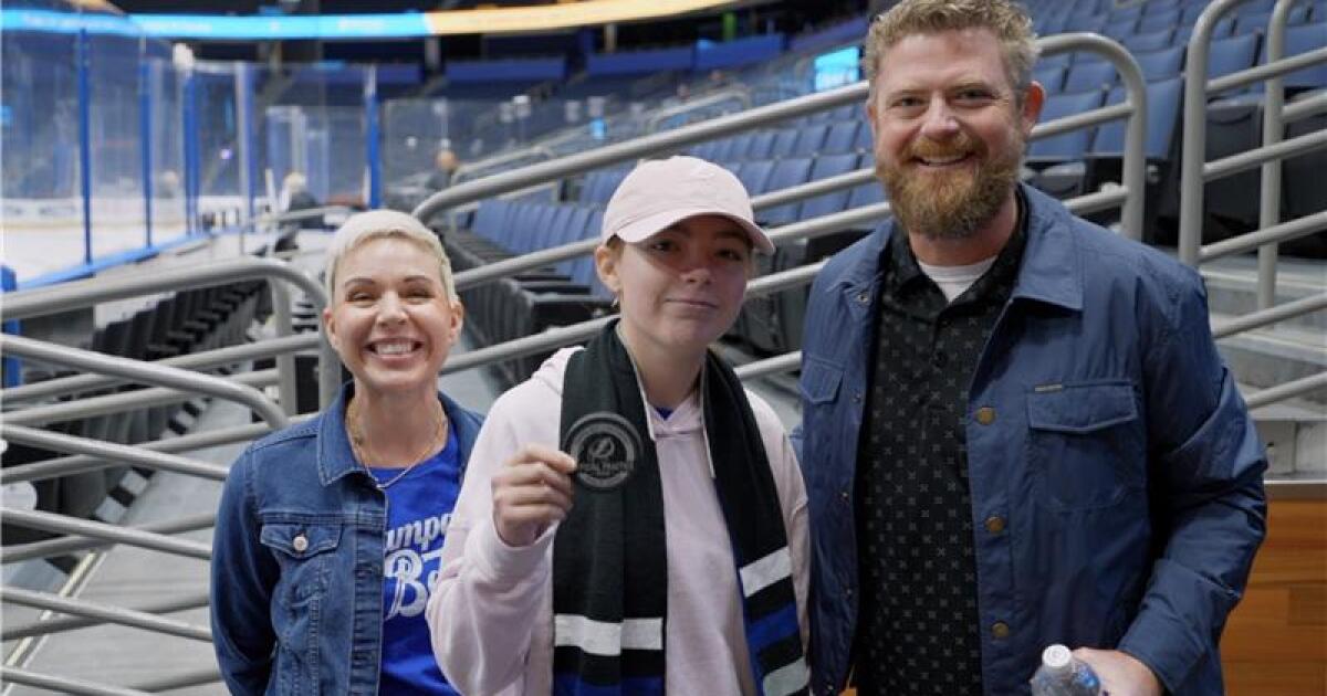 Lightning gives families battling cancer front-row seats to practice