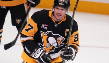 Sidney Crosby breaks Mario Lemieux's Penguins scoring record