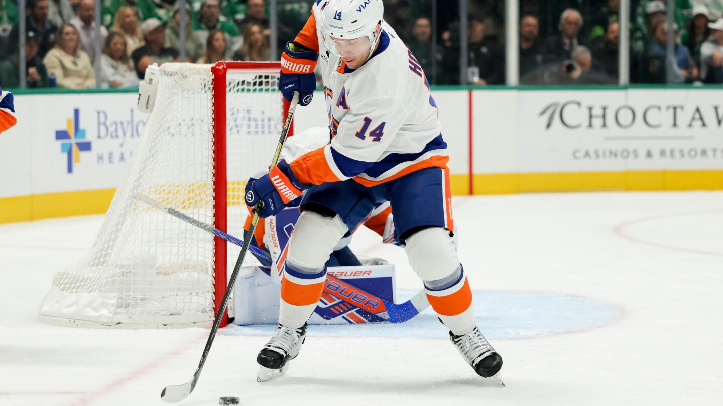 Islanders forward Bo Horvat leaves game against Ducks with lower body injury