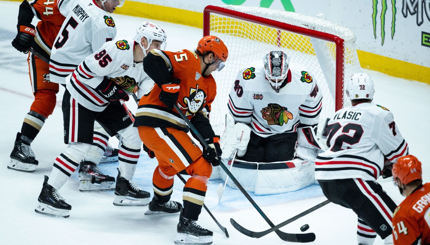 Blackhawks hammered by Ducks, completing team's worst weekend since 1951