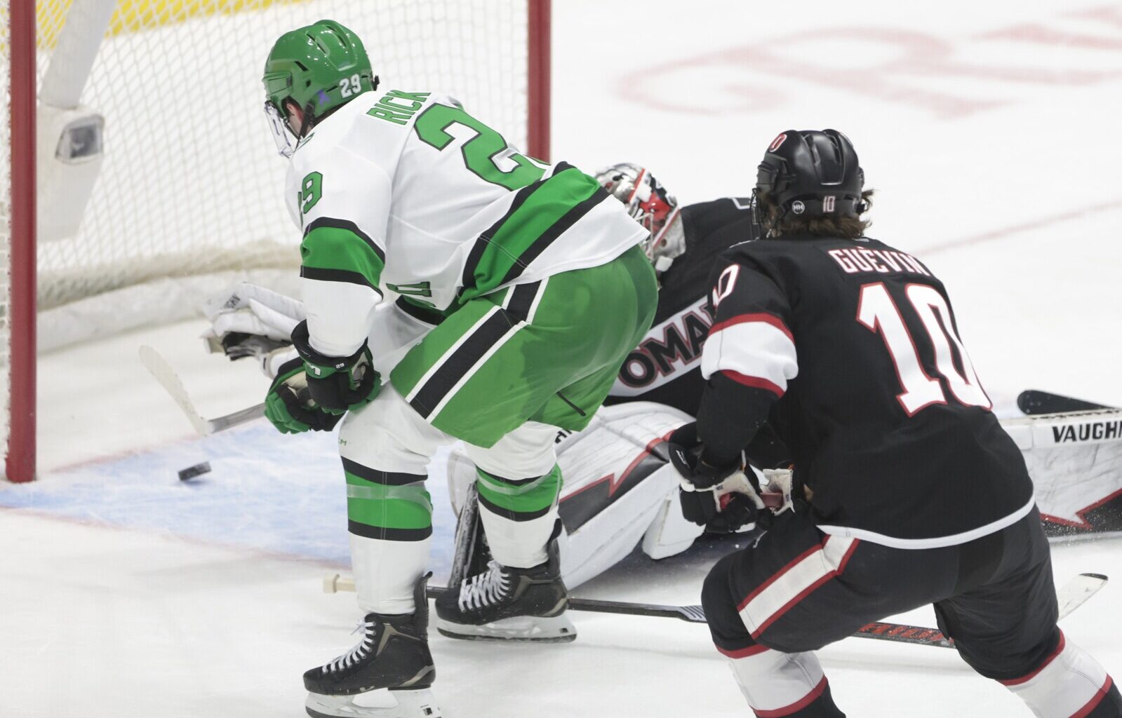 UND rolls to Christmas break on six-game winning streak - Grand Forks Herald