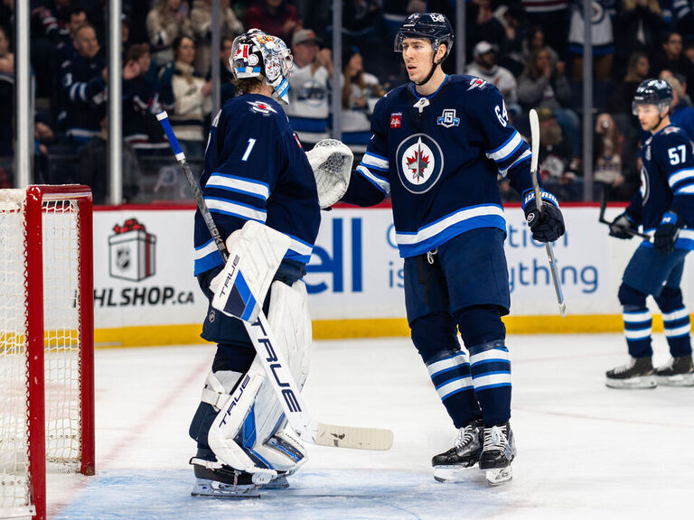Comrie shines to lead Jets over Sabres