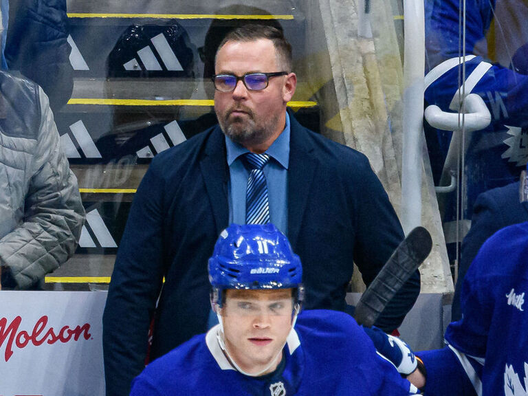 Leafs fire assistant coach Savard amid NHL-worst power play