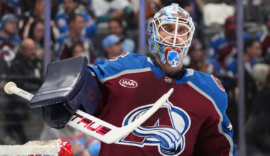 Avalanche's Scott Wedgewood leaves vs. Canucks