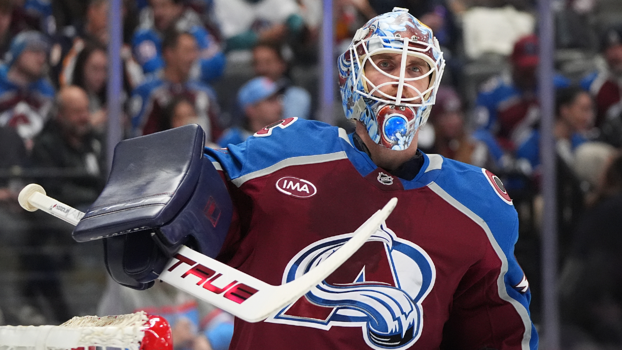 Avalanche's Scott Wedgewood leaves vs. Canucks