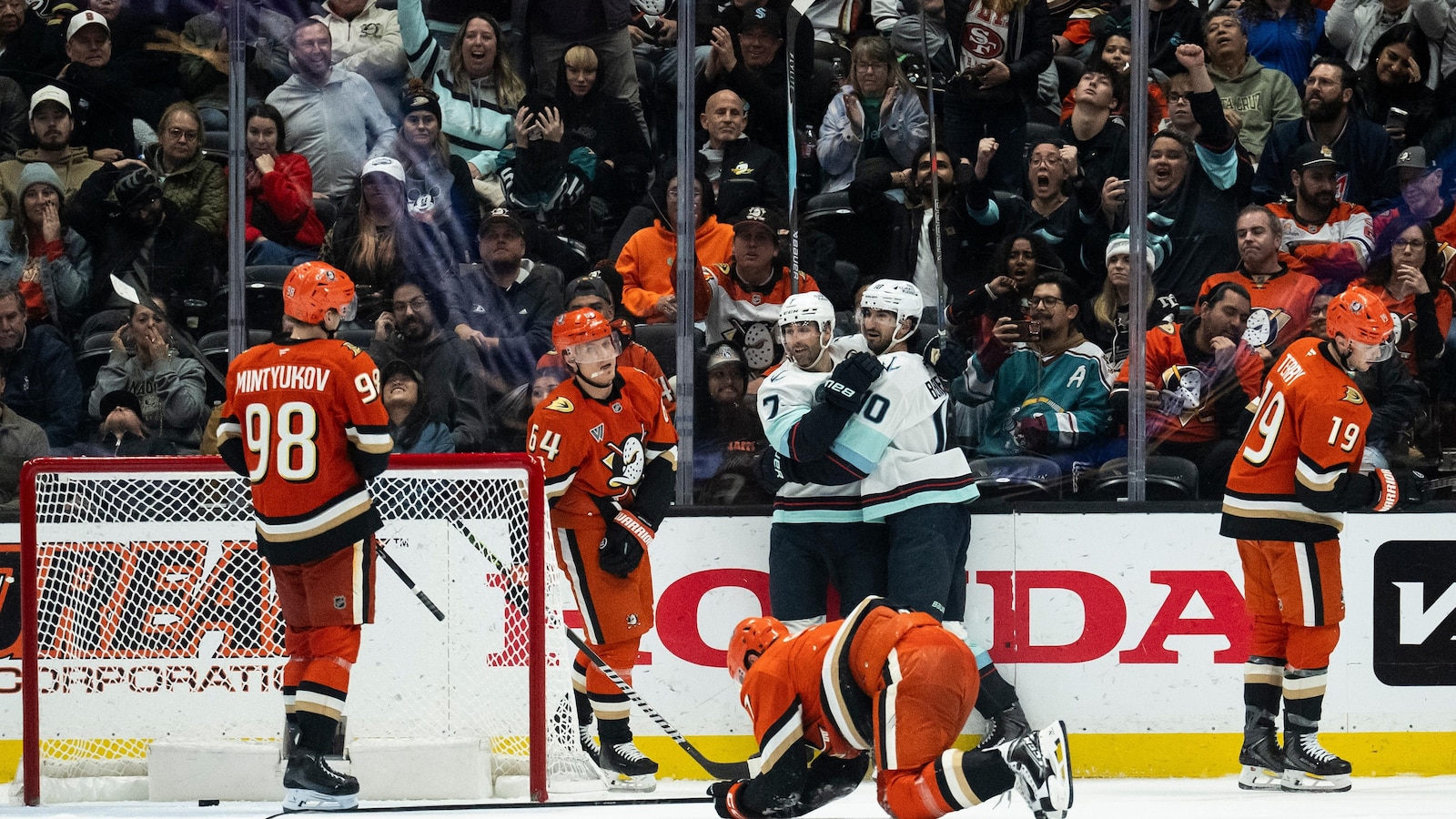 Jordan Eberle scores 2 in 3rd period as Kraken beat Ducks 3-1