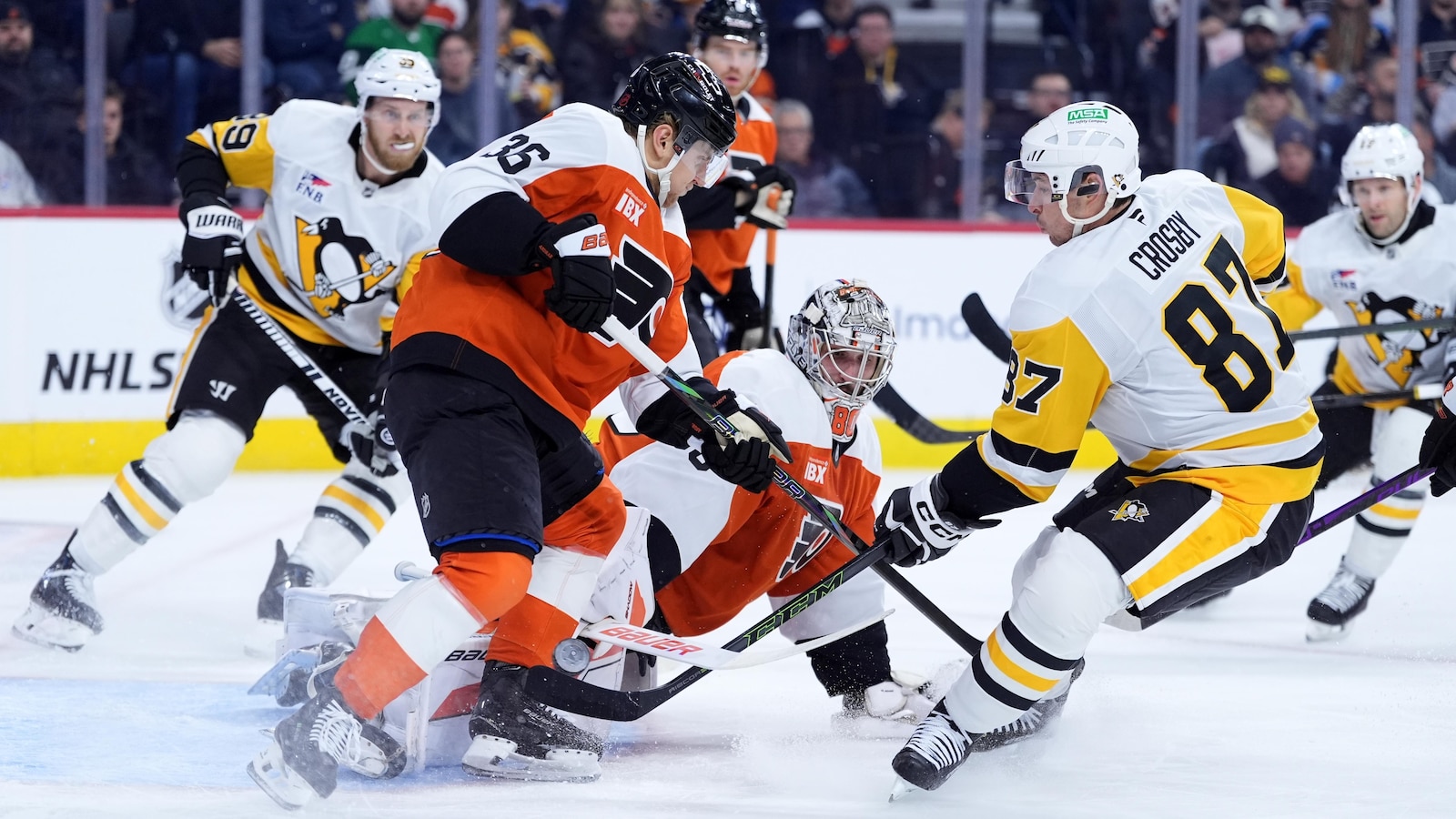 Sidney Crosby nears Mario Lemieux's Penguins points record with 2 goals against Flyers