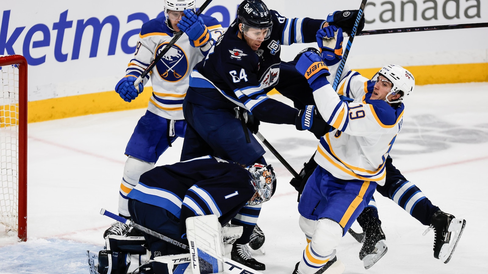 Eric Comrie makes 34 saves in Jets' 4-1 victory over the Sabres