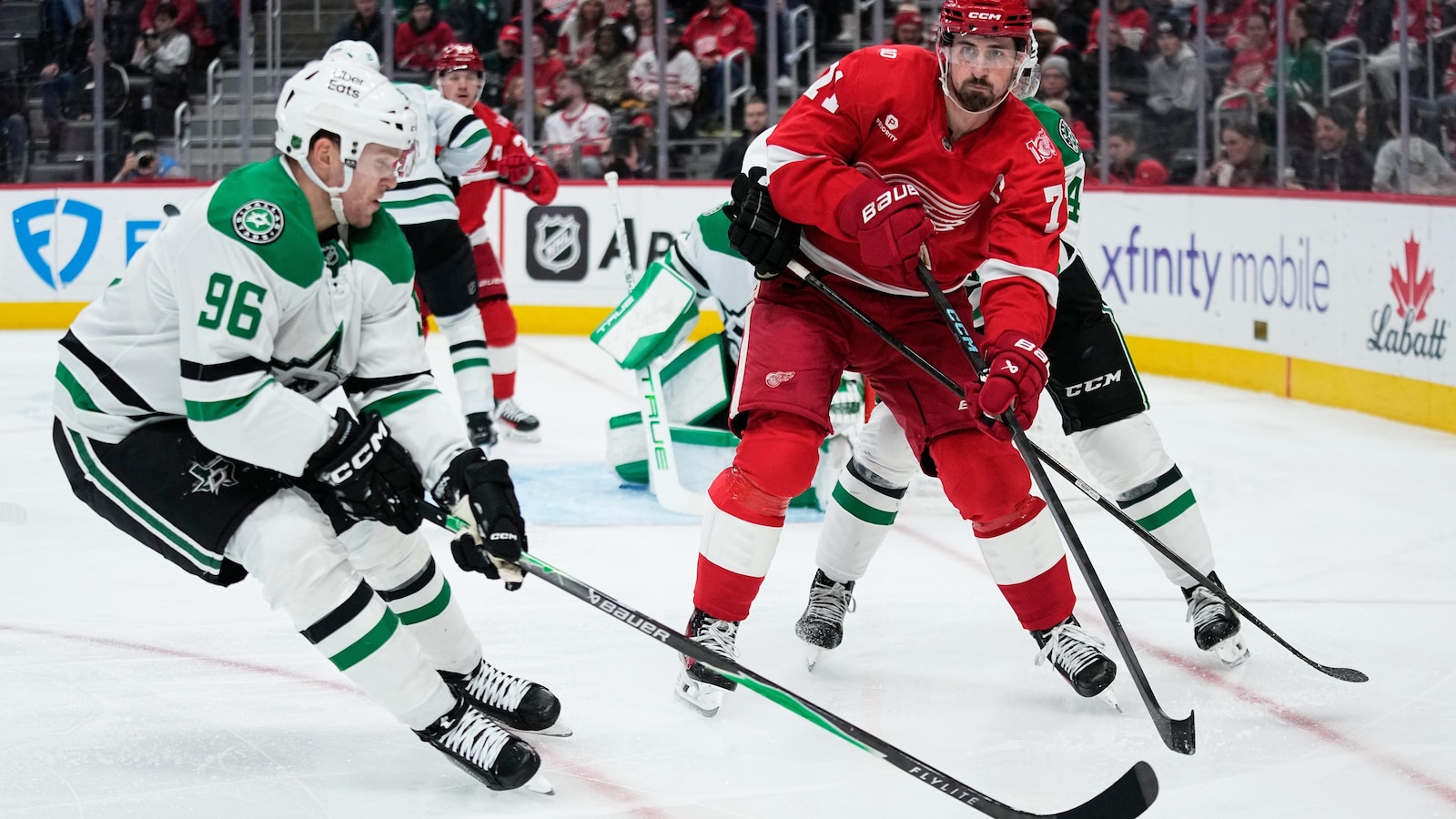 Larkin gets tying goal late in 3rd and winner in OT as Red Wings beat Stars 4-3 for 3rd straight win