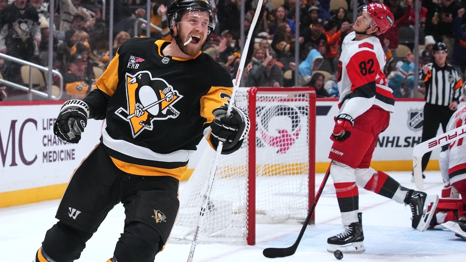 Mantha scores 2 goals to help the Penguins beat the Hurricanes 5-1