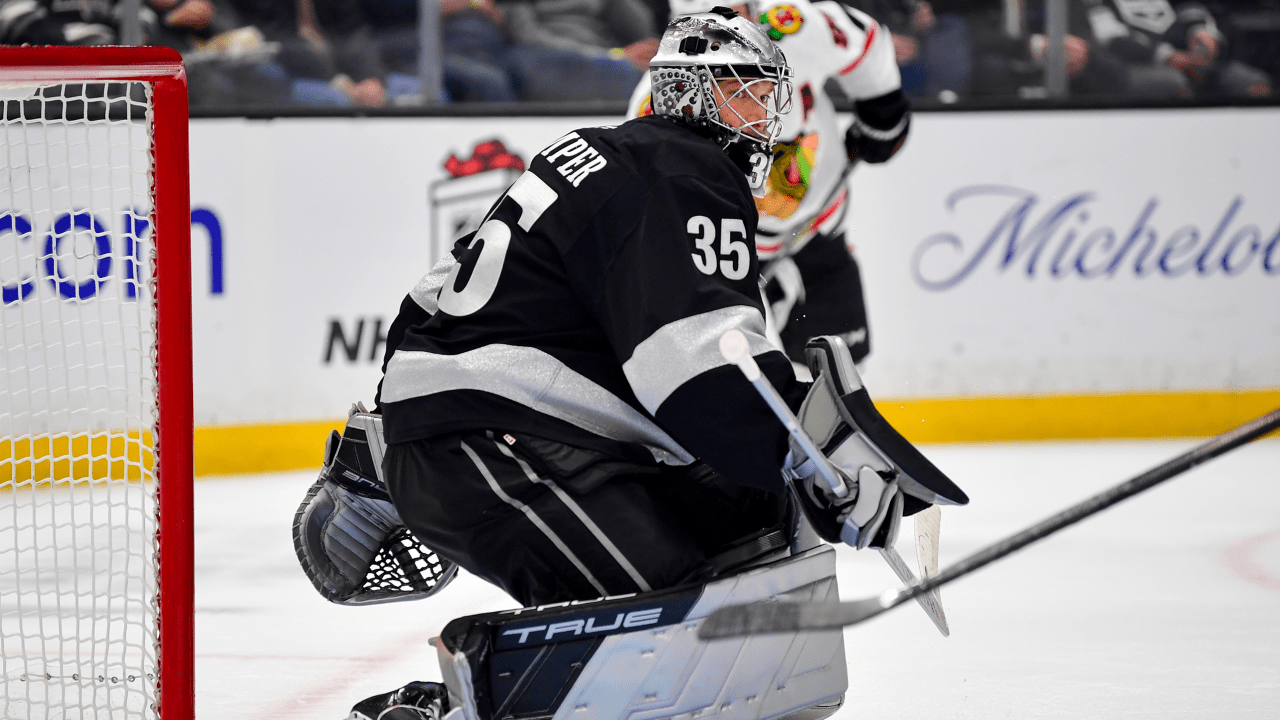 Kings score 6 in shutout of Blackhawks