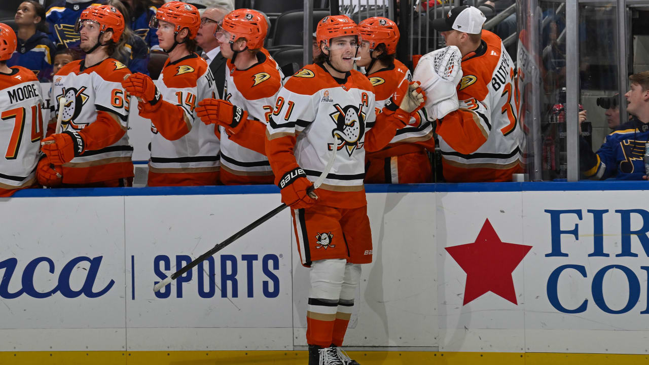 Carlsson, Sennecke extend streaks, Ducks defeat Blues