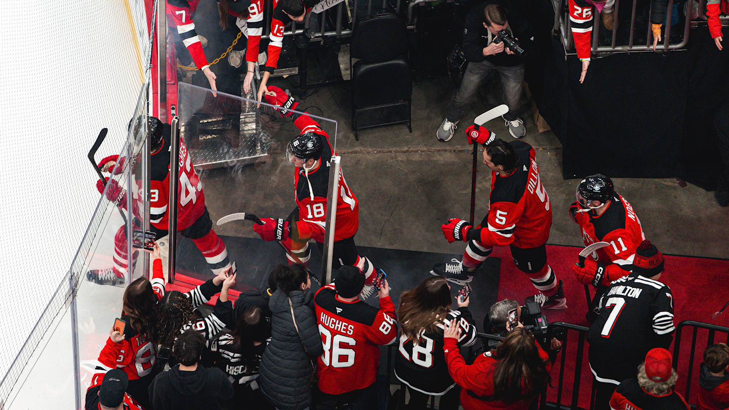 Carolina Hurricanes v New Jersey Devils