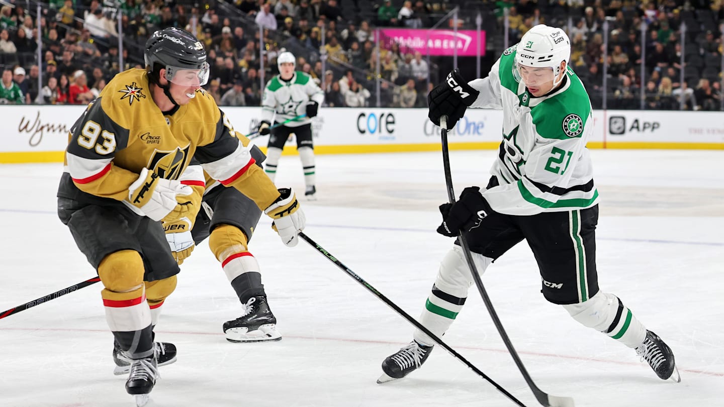 Mitch Marner defends against Jason Robertson