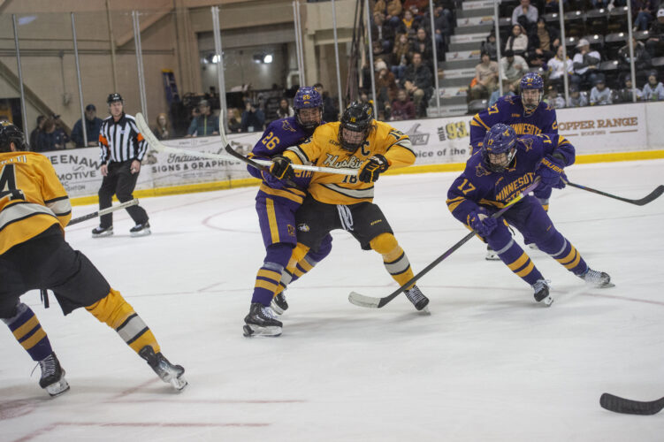 Huskies hockey sweep No. 17 Mavericks for fifth straight win | News, Sports, Jobs