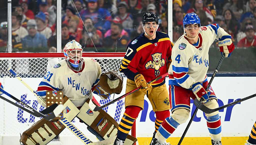 Rangers beat Panthers in first outdoor hockey game in Miami. Mika Zibanejad has hat trick