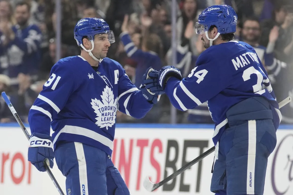 Auston Matthews makes a telling leadership gesture toward John Tavares ahead of Islanders game