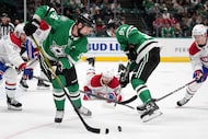 Dallas Stars left wing Jamie Benn (14) takes control of the puck during a penalty kill as...