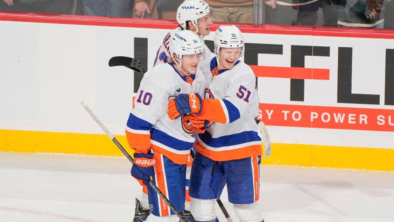 Islanders beat Wild on Simon Holmstrom's overtime goal
