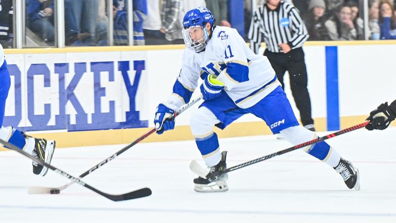 No. 5 men's hockey gives dominating performance in 4-1 win over Colby
