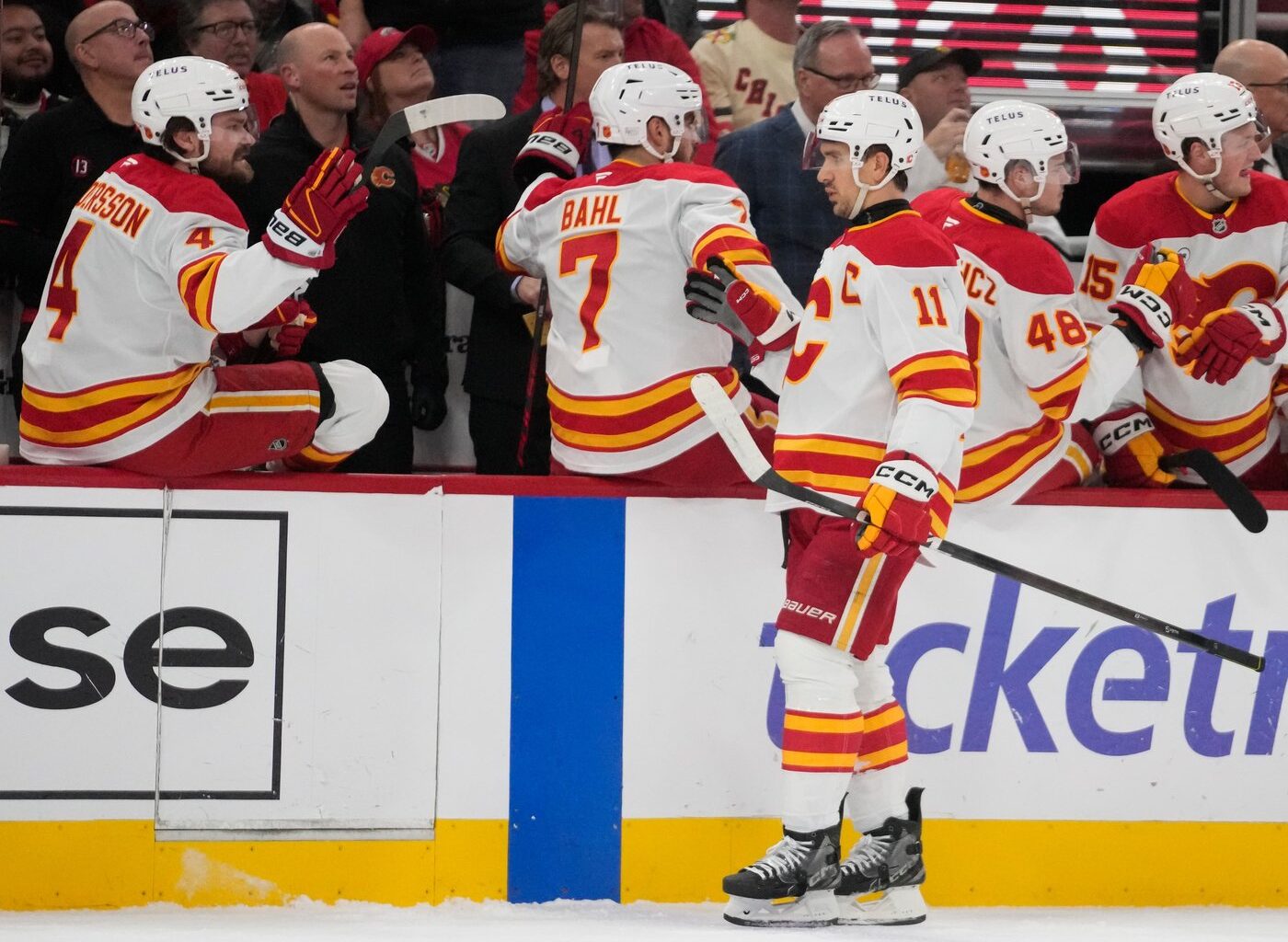 Backlund and Sharangovich lead Flames to 3-1 road win over Blackhawks